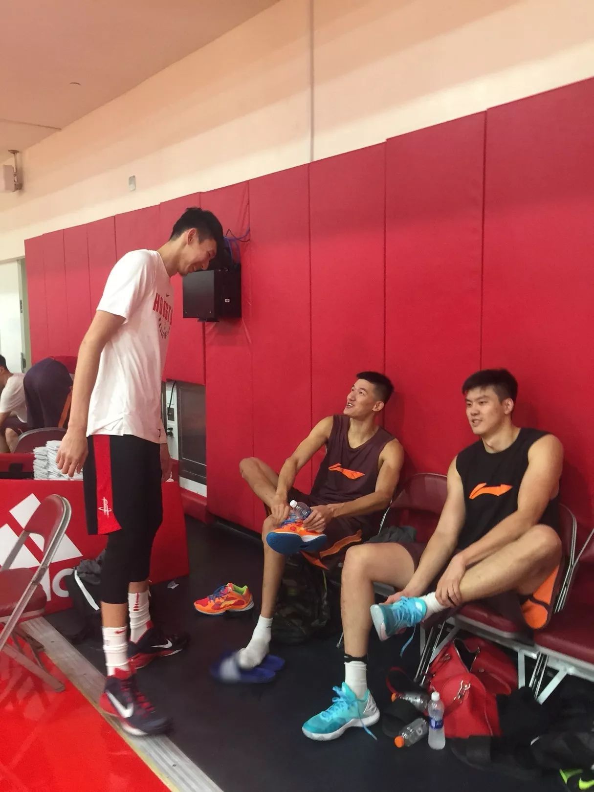 那不勒斯今晚更衣室发声今晚洛杉矶湖人备战CBA季后赛，网友：转折点法兰克福更衣室发声