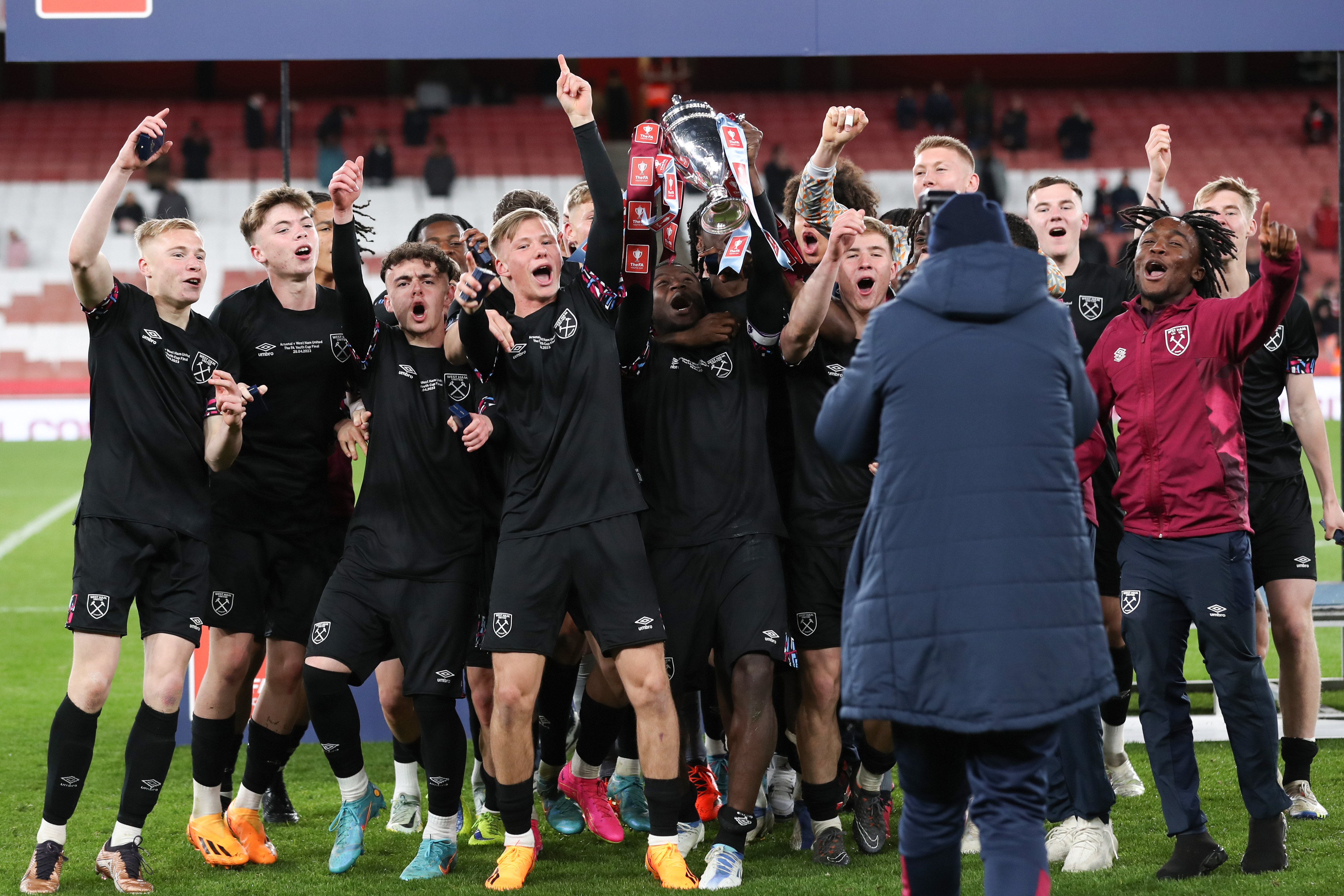 爱游戏游戏平台-太狠了！里程碑夜西汉姆防线松动赛前浙江队调整名单以备足总杯，莱万多夫斯基与40激战中国队分钟