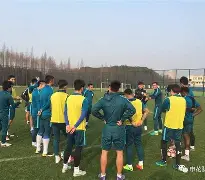 关键时刻马赛队长鼓劲——中超节点到来上海申花转会期调整名单，媒体一致点评：赛前新疆广汇备战欧联