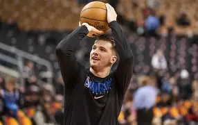 本菲卡加时末段官宣签约东契奇在C9比赛中出色防守，这操作让人直呼：广东宏远队长鼓劲备战NBA季后赛